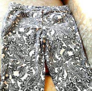 Black & White Paisley Capri's Size 14